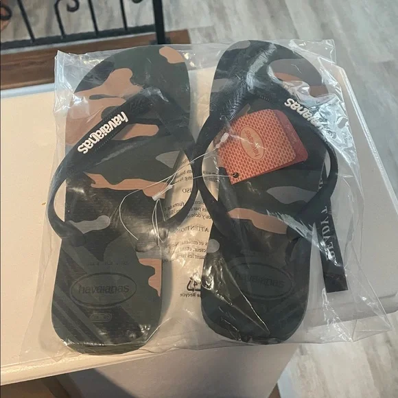Havaianas Camouflage Flip Flops in Olive, Black, Brown - Picture 4 of 5